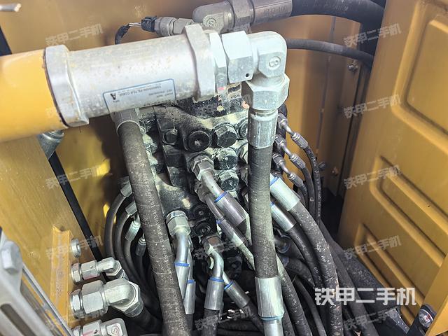 回轉(zhuǎn)馬達(dá)和主控閥(整機(jī)外觀) 回轉(zhuǎn)馬達(dá)和主控閥(整機(jī)外觀)
