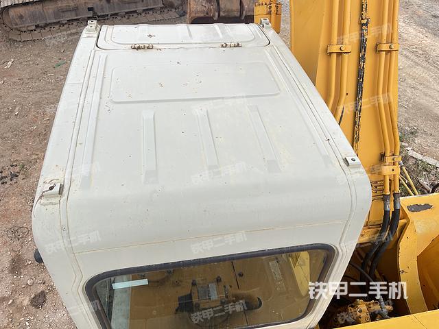 駕駛室頂部(整機(jī)外觀) 駕駛室頂部(整機(jī)外觀)