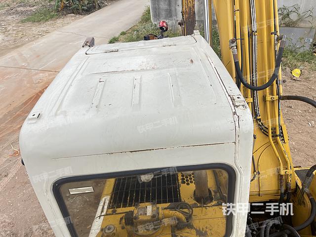 駕駛室頂部(整機(jī)外觀) 駕駛室頂部(整機(jī)外觀)