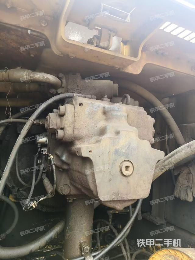 液壓泵艙室正面整體(整機(jī)外觀) 液壓泵艙室正面整體(整機(jī)外觀)