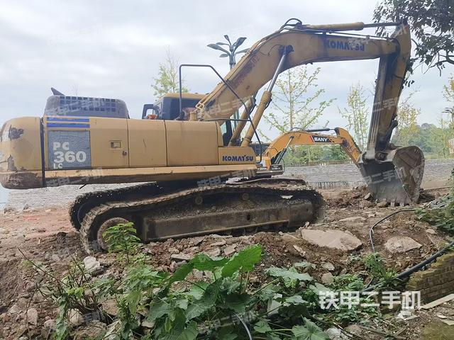 單側(cè)履帶整體(整機(jī)外觀) 單側(cè)履帶整體(整機(jī)外觀)