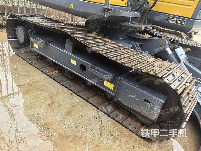單側(cè)履帶整體(整機(jī)外觀) 單側(cè)履帶整體(整機(jī)外觀)