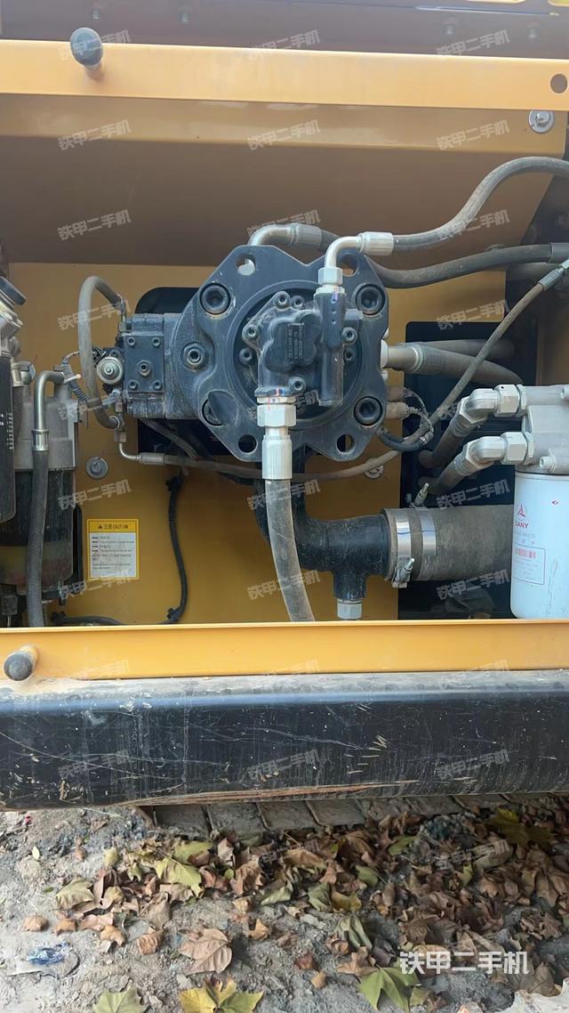 液壓泵艙室正面整體(整機(jī)外觀) 液壓泵艙室正面整體(整機(jī)外觀)