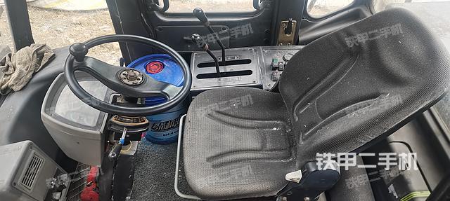 駕駛室工作臺(整機(jī)外觀及大件) 駕駛室工作臺(整機(jī)外觀及大件)