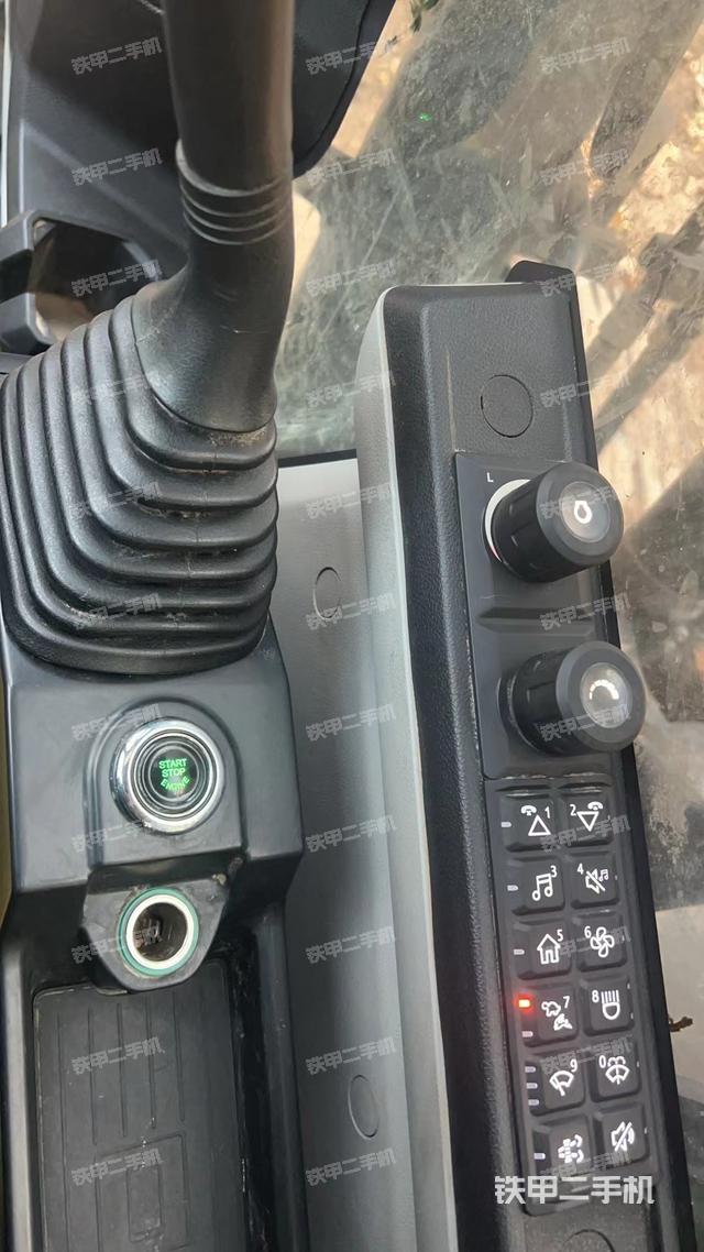 駕駛室頂部(整機(jī)外觀) 駕駛室頂部(整機(jī)外觀)