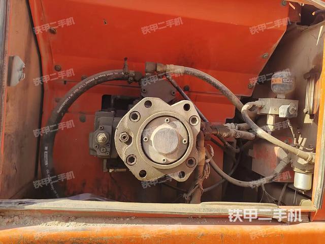 液壓泵艙室正面整體(整機外觀) 液壓泵艙室正面整體(整機外觀)