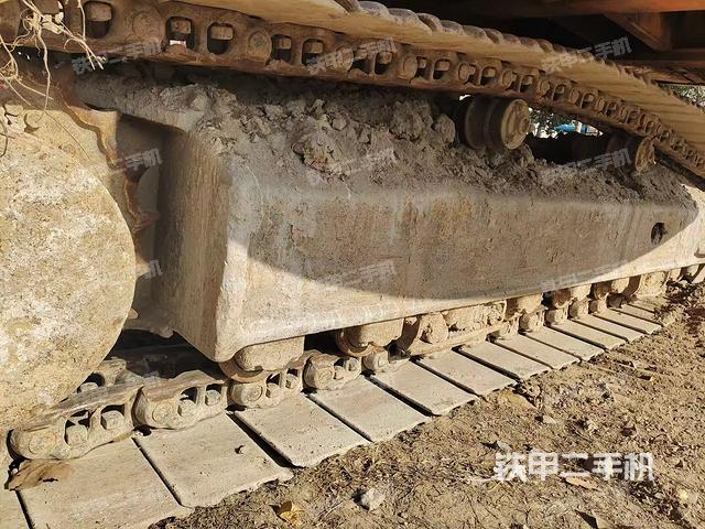 單側(cè)履帶整體(整機外觀) 單側(cè)履帶整體(整機外觀)