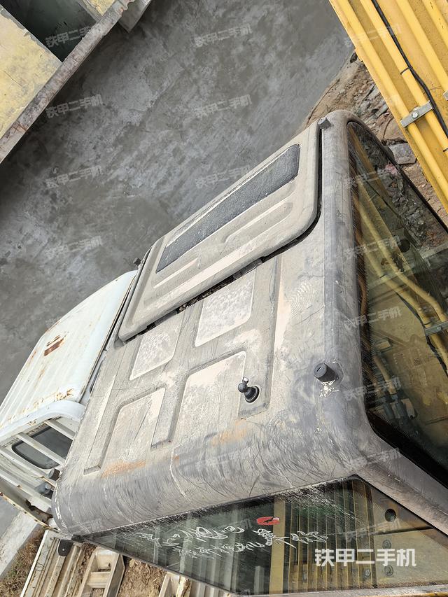 駕駛室頂部(整機(jī)外觀) 駕駛室頂部(整機(jī)外觀)