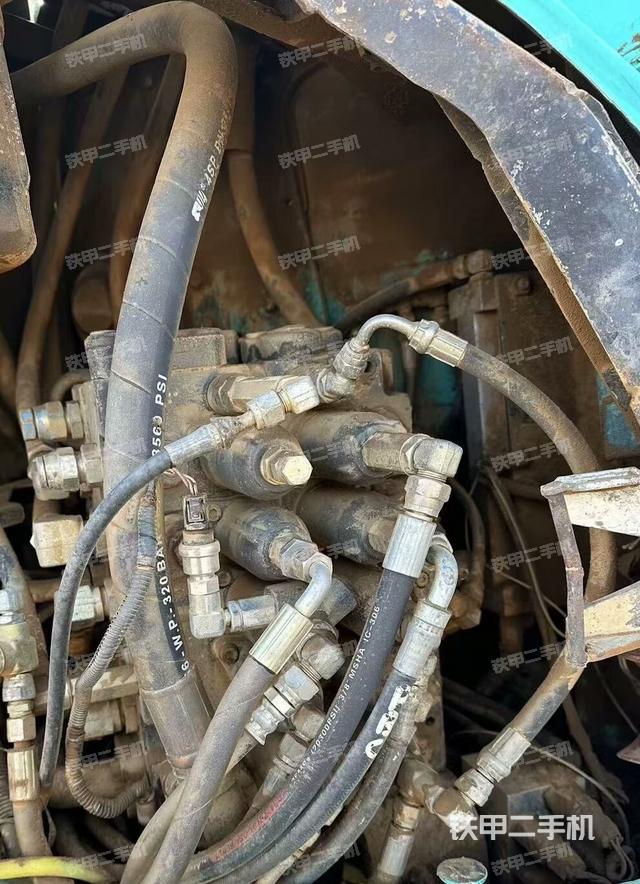 回轉(zhuǎn)馬達(dá)和主控閥(整機(jī)外觀) 回轉(zhuǎn)馬達(dá)和主控閥(整機(jī)外觀)