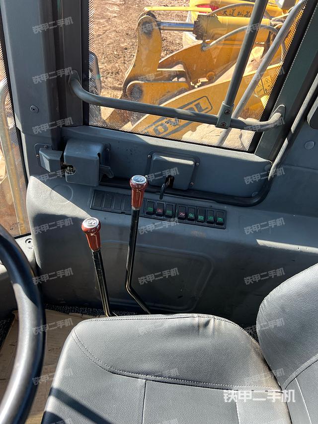 駕駛室操作臺(tái)（整機(jī)外觀及大件）