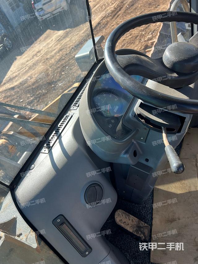 駕駛室工作臺(tái)（整機(jī)外觀及大件）