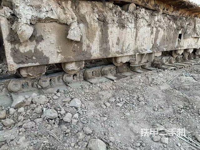 單側(cè)履帶整體(整機(jī)外觀) 單側(cè)履帶整體(整機(jī)外觀)