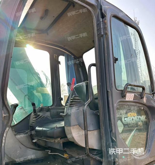 駕駛室整體(整機(jī)外觀) 駕駛室整體(整機(jī)外觀)