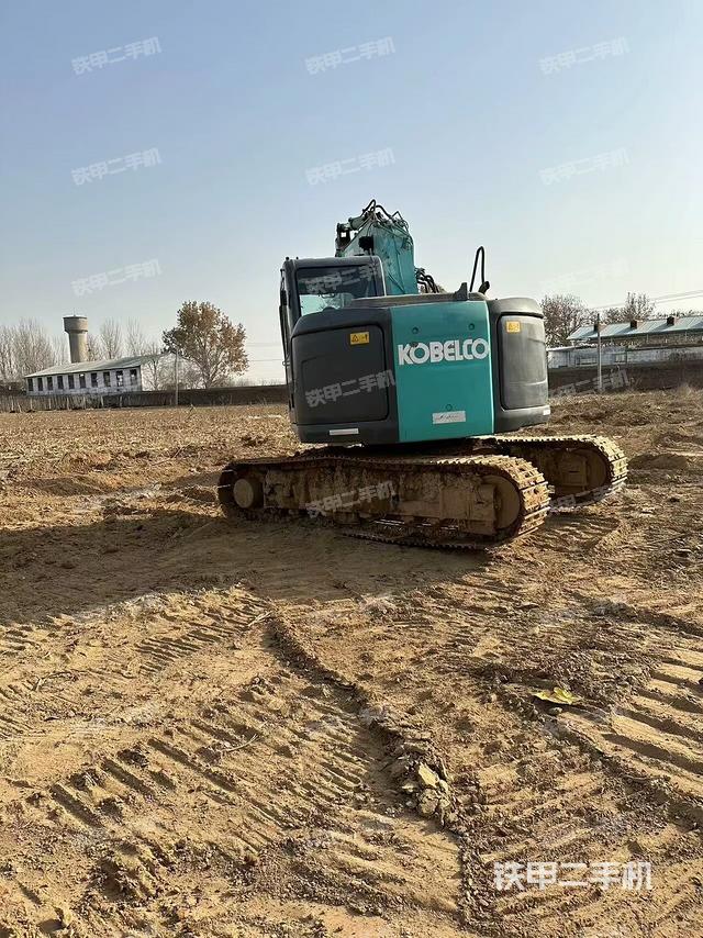 駕駛室頂部(整機(jī)外觀) 駕駛室頂部(整機(jī)外觀)