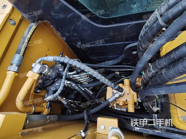 回轉(zhuǎn)馬達(dá)和主控閥（整機(jī)外觀）