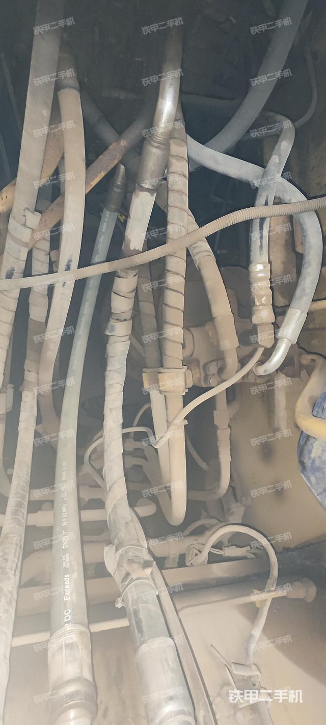 回轉馬達和主控閥（整機外觀）