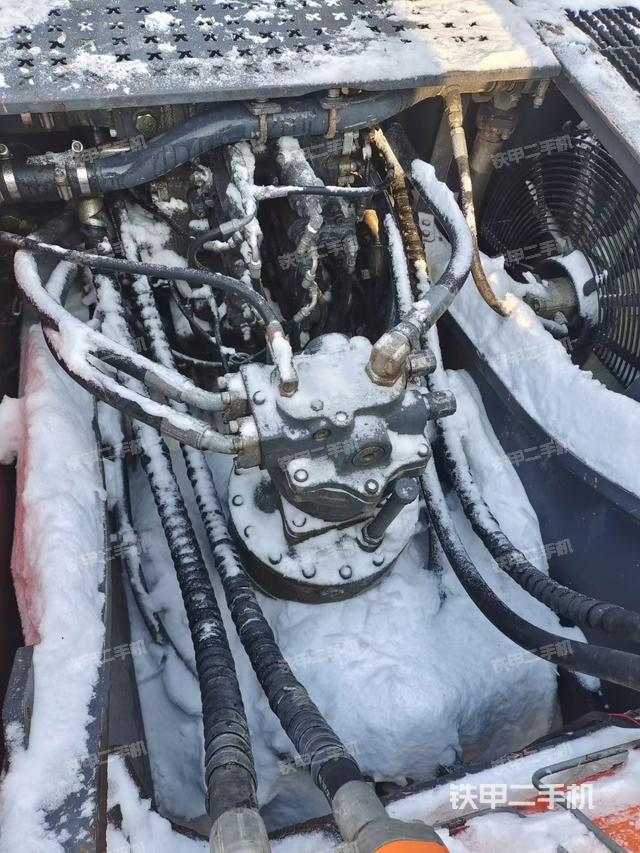 回轉(zhuǎn)馬達(dá)和主控閥（整機(jī)外觀）