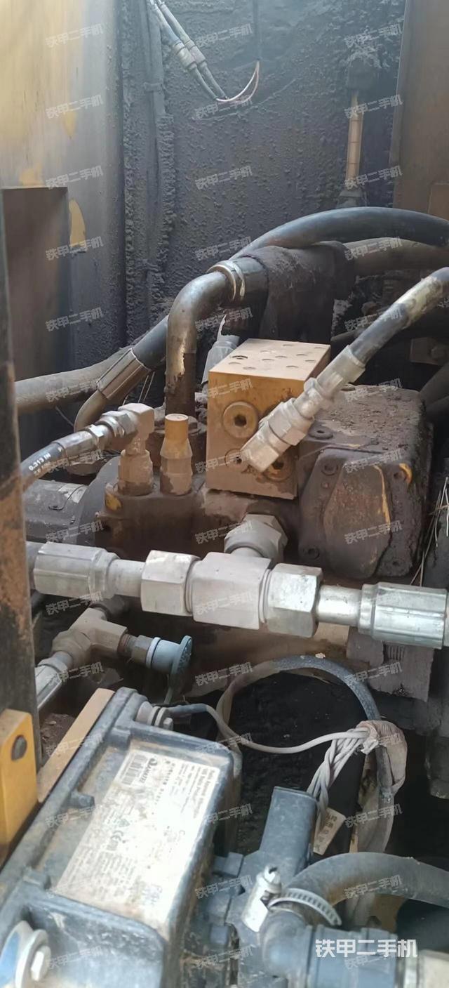 液壓泵艙室正面整體（整機外觀）