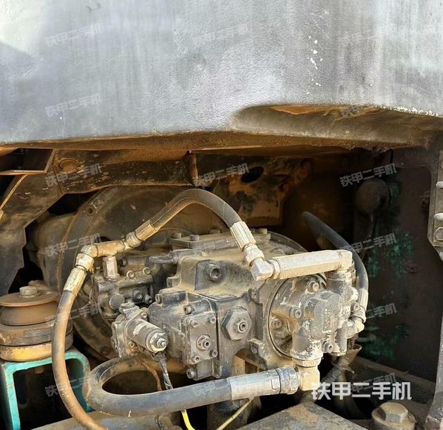 液壓泵艙室正面整體(整機(jī)外觀) 液壓泵艙室正面整體(整機(jī)外觀)