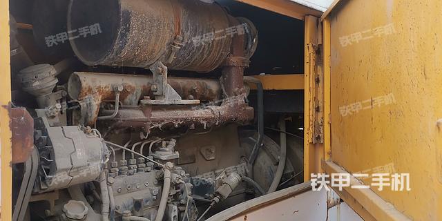 發(fā)動機(jī)左側(cè)（整機(jī)外觀及大件）