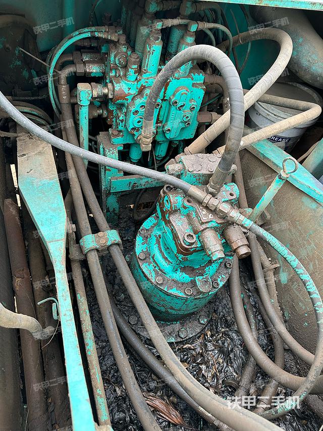 回轉(zhuǎn)馬達(dá)和主控閥(整機(jī)外觀) 回轉(zhuǎn)馬達(dá)和主控閥(整機(jī)外觀)