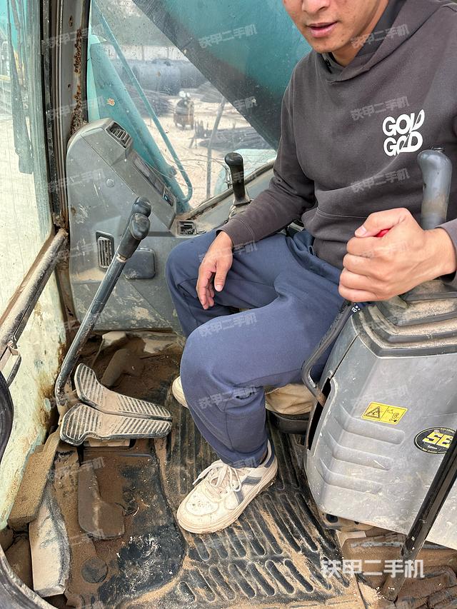 駕駛室整體(整機(jī)外觀) 駕駛室整體(整機(jī)外觀)