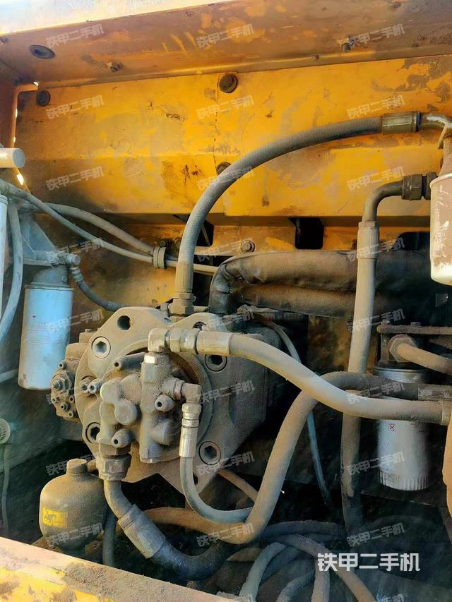 液壓泵艙室正面整體(整機外觀) 液壓泵艙室正面整體(整機外觀)