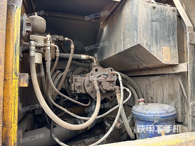 液壓泵艙室正面整體（整機外觀）