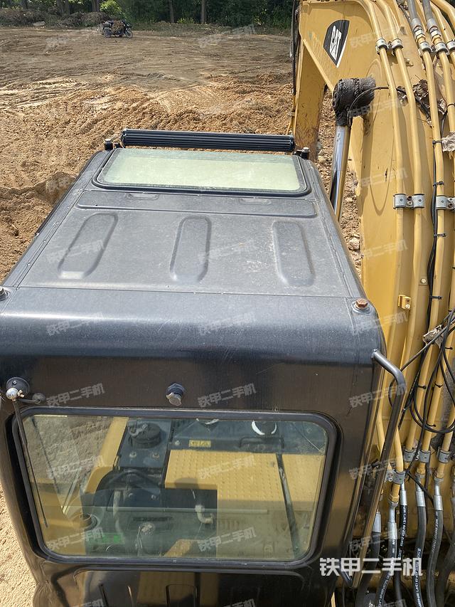 駕駛室頂部（整機外觀）