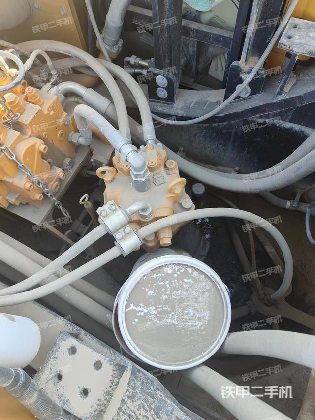 回轉(zhuǎn)馬達(dá)和主控閥（整機(jī)外觀）