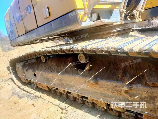 單側(cè)履帶整體(整機外觀) 單側(cè)履帶整體(整機外觀)