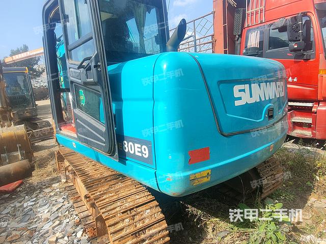 駕駛室頂部(整機(jī)外觀) 駕駛室頂部(整機(jī)外觀)