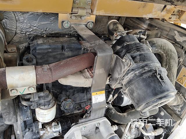 液壓泵艙室正面整體（整機外觀）