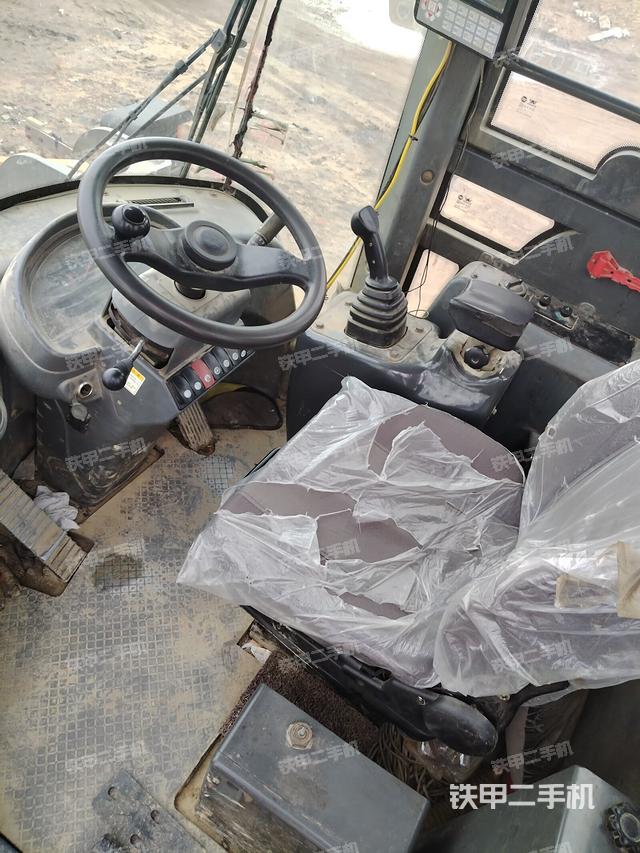 駕駛室工作臺(tái)(整機(jī)外觀及大件) 駕駛室工作臺(tái)(整機(jī)外觀及大件)