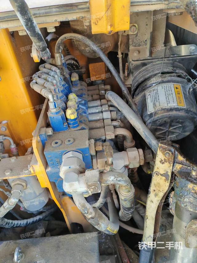 回轉(zhuǎn)馬達(dá)和主控閥（整機(jī)外觀）