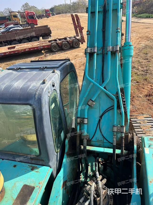 回轉(zhuǎn)馬達(dá)和主控閥（整機(jī)外觀）