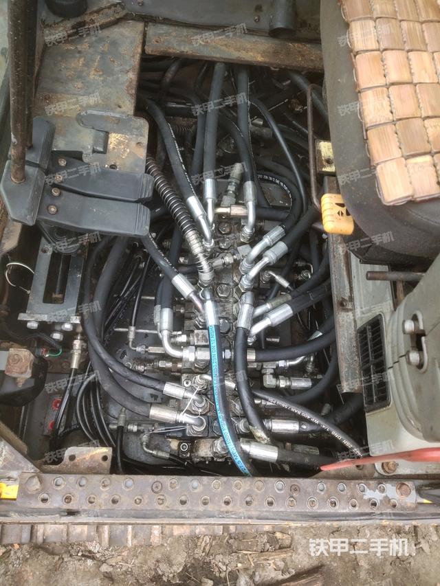 回轉(zhuǎn)馬達和主控閥(整機外觀) 回轉(zhuǎn)馬達和主控閥(整機外觀)