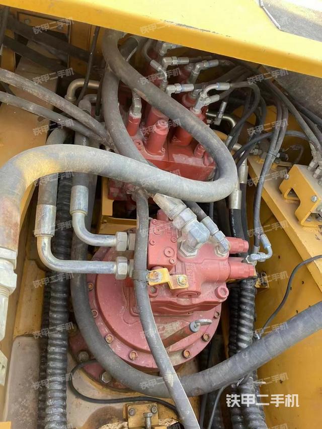 回轉(zhuǎn)馬達(dá)和主控閥(整機(jī)外觀) 回轉(zhuǎn)馬達(dá)和主控閥(整機(jī)外觀)