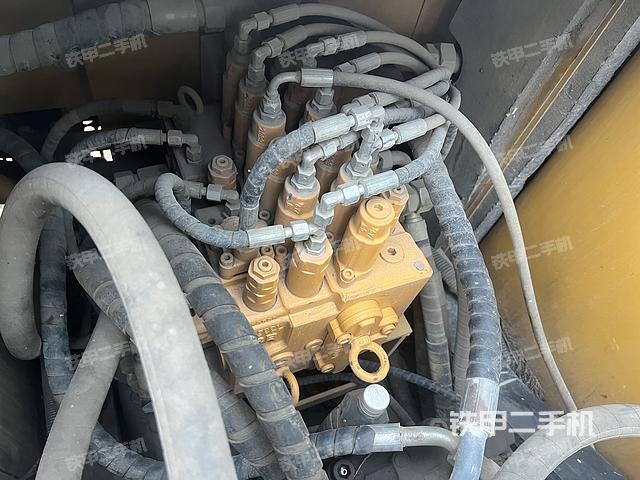 回轉(zhuǎn)馬達(dá)和主控閥（整機(jī)外觀）