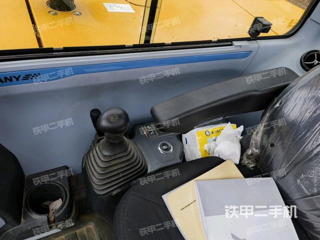 座椅右側(cè)控制臺(tái)/鑰匙門/油門/含右手柄(駕駛室部分) 座椅右側(cè)控制臺(tái)/鑰匙門/油門/含右手柄(駕駛室部分)