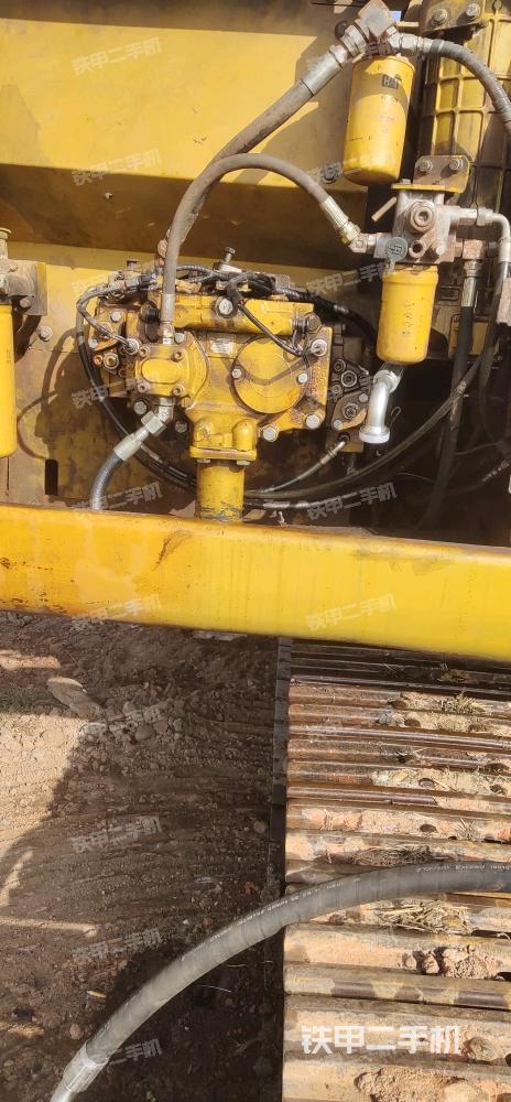 液壓泵艙室正面整體（整機外觀）