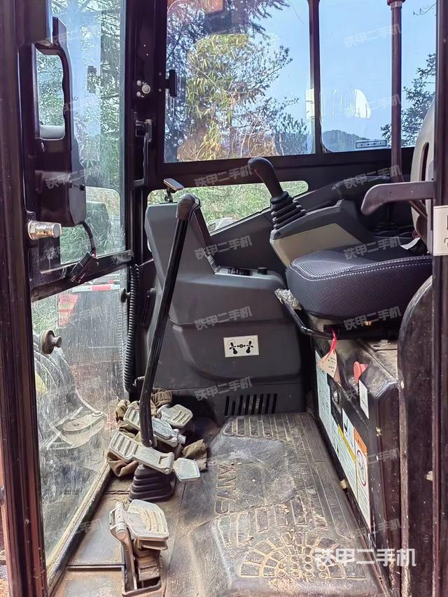 駕駛室整體(整機(jī)外觀) 駕駛室整體(整機(jī)外觀)