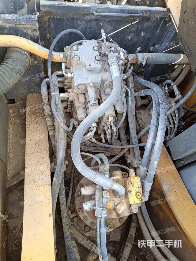 回轉(zhuǎn)馬達(dá)和主控閥（整機(jī)外觀）