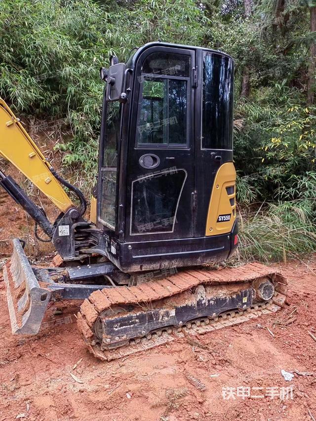 駕駛室頂部(整機(jī)外觀) 駕駛室頂部(整機(jī)外觀)