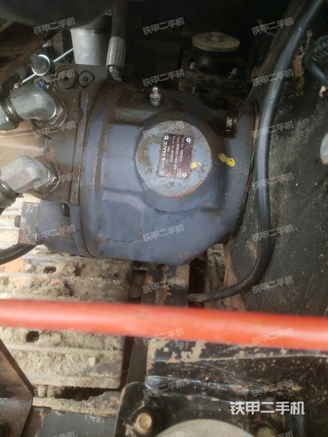 液壓泵艙室正面整體(整機外觀) 液壓泵艙室正面整體(整機外觀)