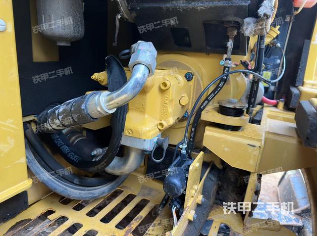 液壓泵艙室正面整體（整機外觀）