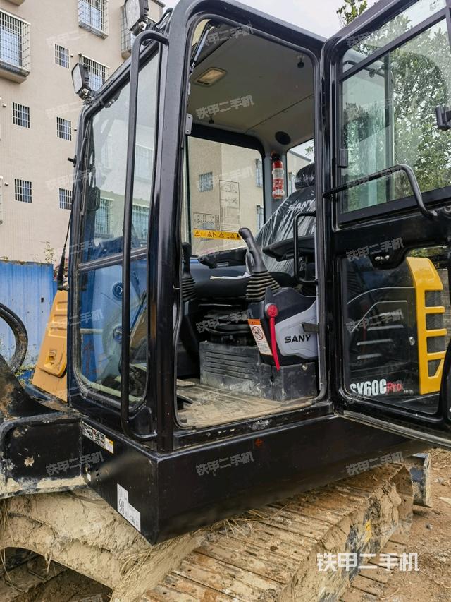 左后方玻璃角標(biāo)(駕駛室部分) 左后方玻璃角標(biāo)(駕駛室部分)