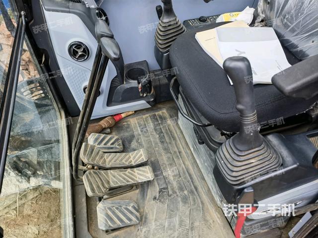 行走控制手柄和踏板?俯拍(駕駛室部分) 行走控制手柄和踏板?俯拍(駕駛室部分)