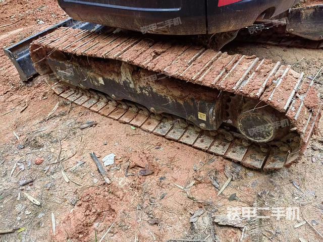 單側(cè)履帶整體(整機(jī)外觀) 單側(cè)履帶整體(整機(jī)外觀)