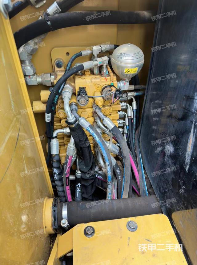 回轉(zhuǎn)馬達和主控閥（整機外觀）